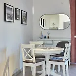 Apartman Mirror Reflection
