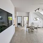 Mirror Reflection Apartman