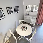 Mirror Reflection Apartman