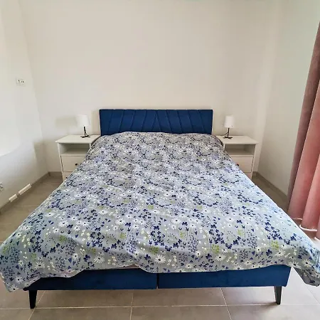 Mirror Reflection Apartment *