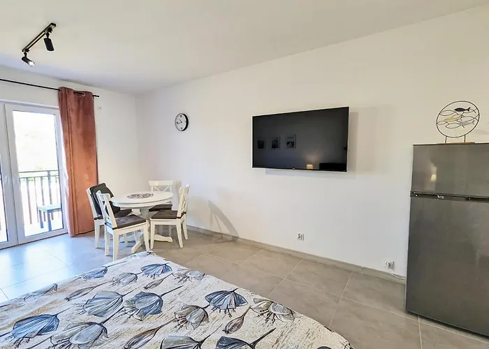 Apartament Mirror Reflection *