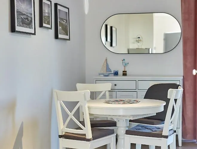 Apartament Mirror Reflection