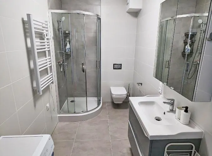 Apartament Mirror Reflection