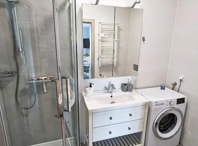 Apartament Mirror Reflection