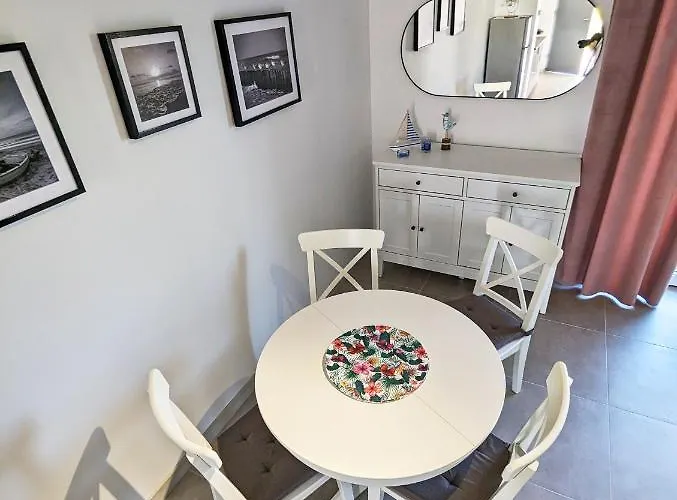 Mirror Reflection Apartament